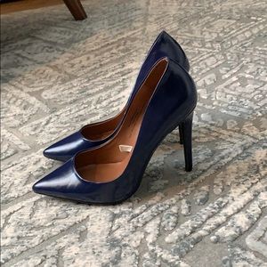 Navy Pumps!